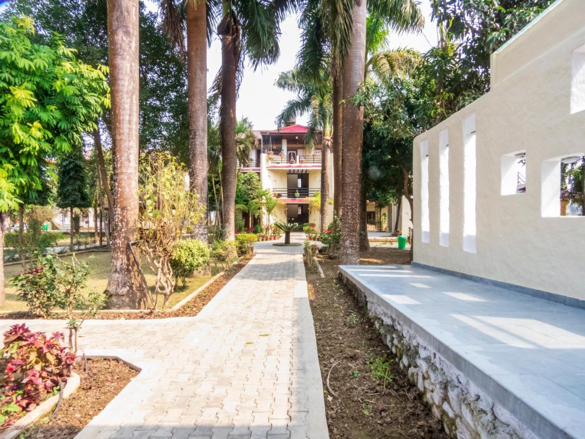 Royal Tiger Luxury Resort 4 Star Sauraha Exterior photo